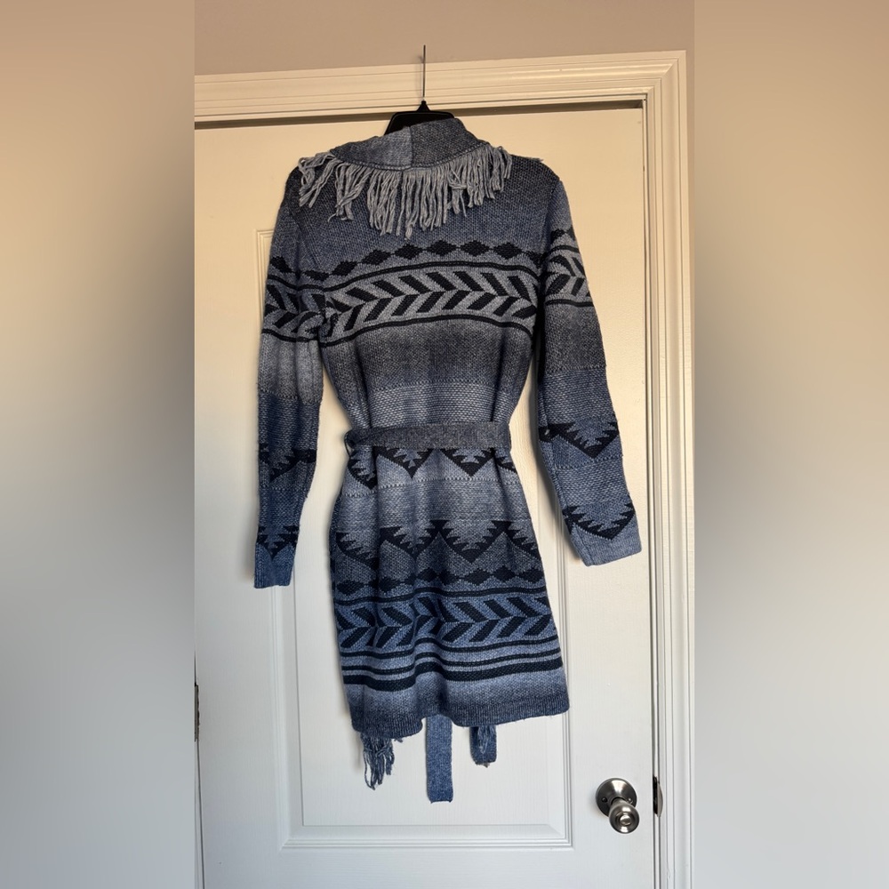 Badgley Mischka blue and black jacquard knit shawl belted fringe long cardigan - Picture 6 of 7